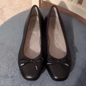 Cliffs by WHITE MOUNTAIN Black Bow Flats